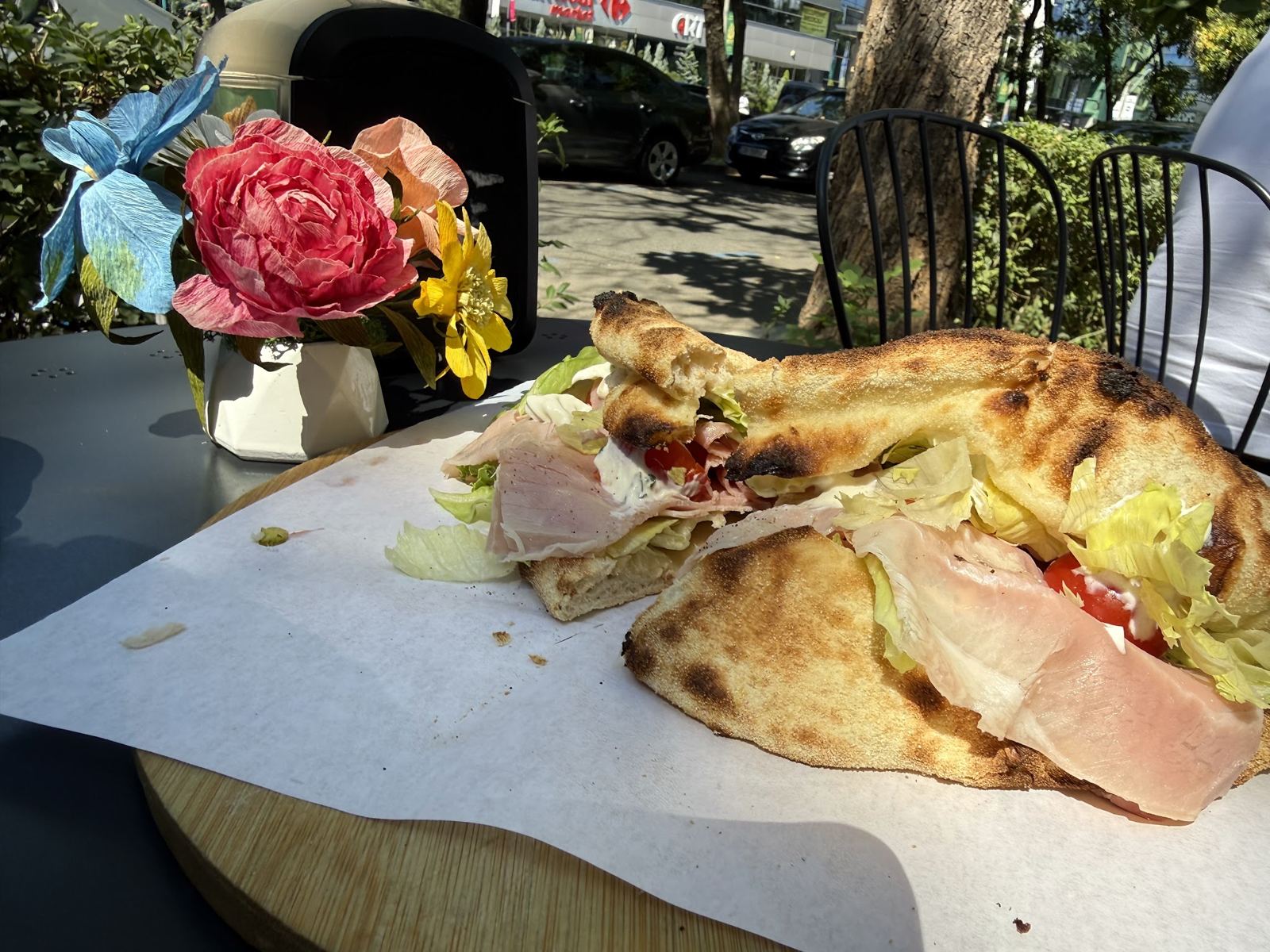Fresco sandwich pe aluat de pizza, pe terasă