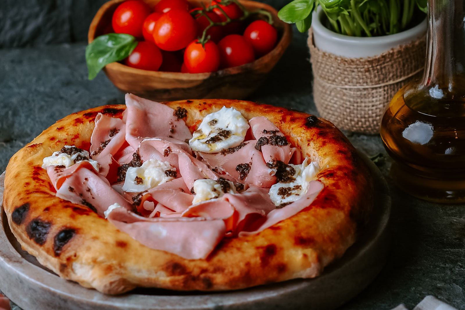 Pizza cu mortadella și mozzarella di bufala