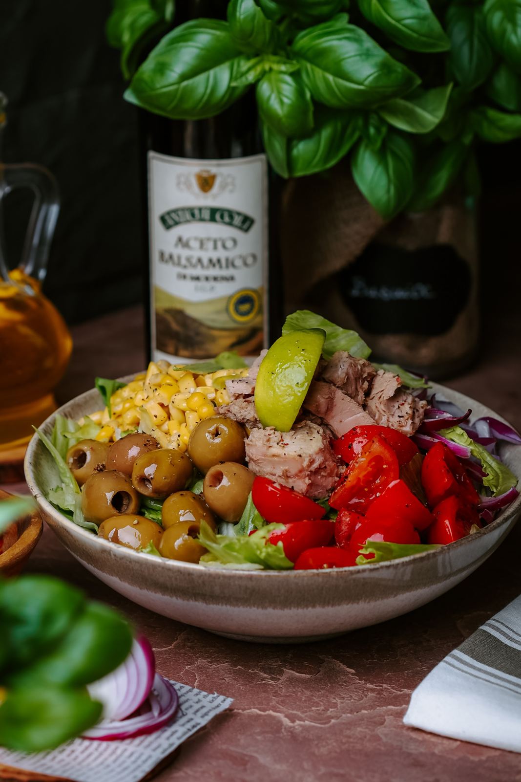Salată cu ton, porumb, măsline și ardei