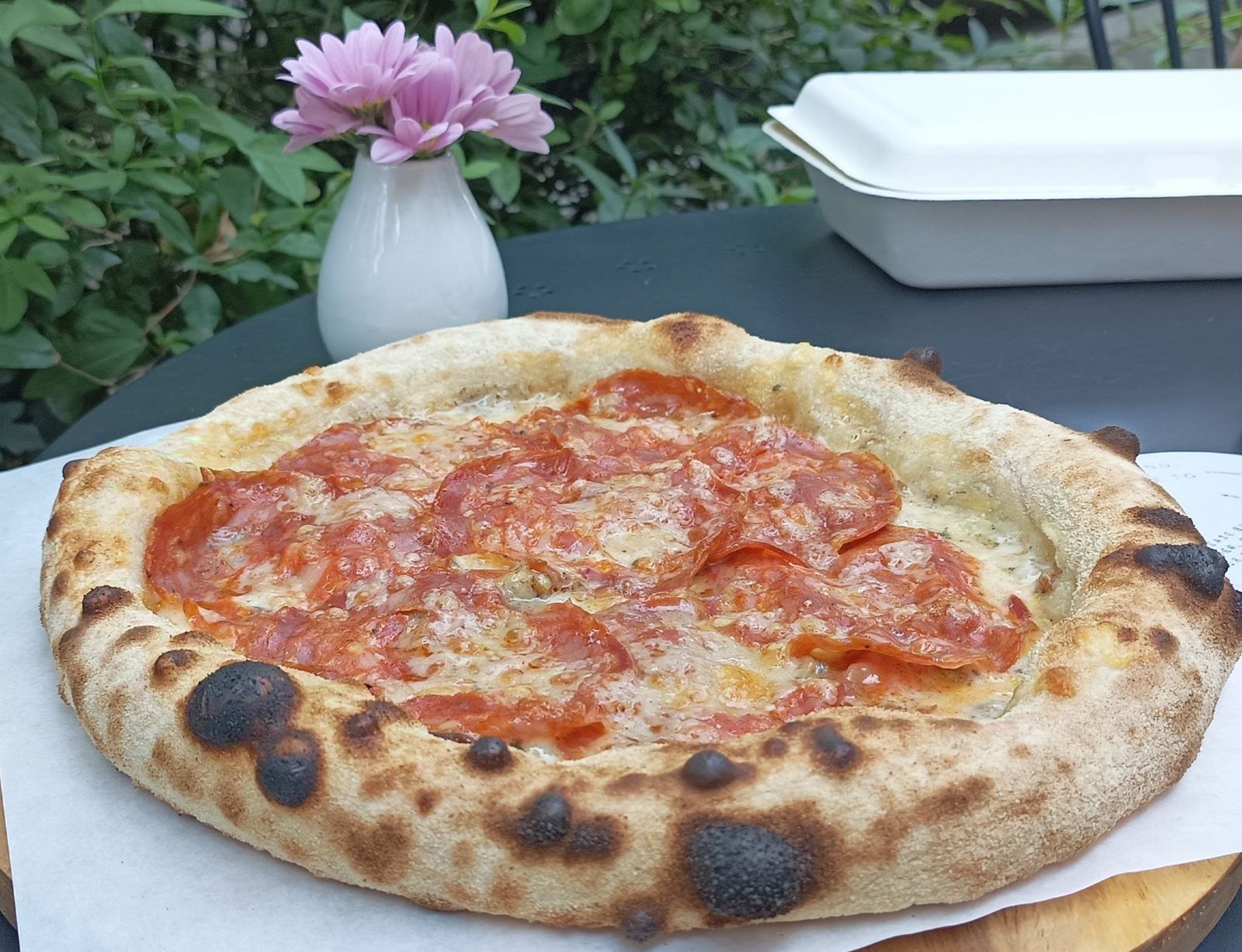 Pizza cu salam servită pe terasa Hello40
