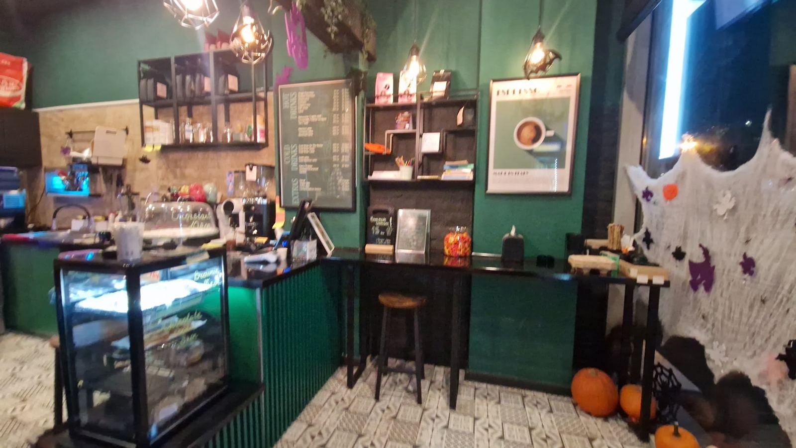 Interiorul Hello40 cu pereți verde închis și tejgheaua de cafea
