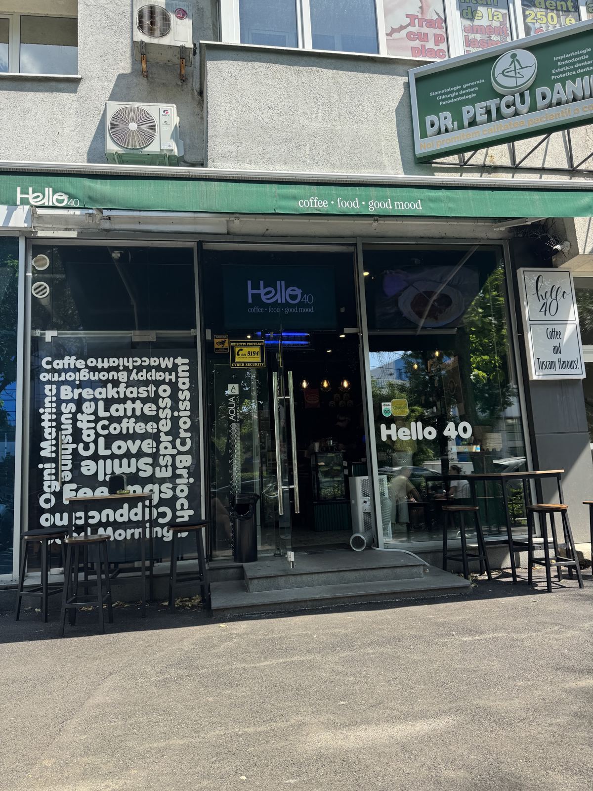 Fațada Hello40 cu vitrina pe care scrie Coffee, Latte, Espresso, Breakfast