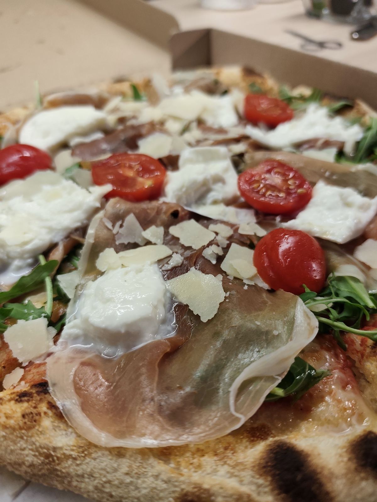 Pizza cu prosciutto crudo, mozzarella di bufala și roșii cherry