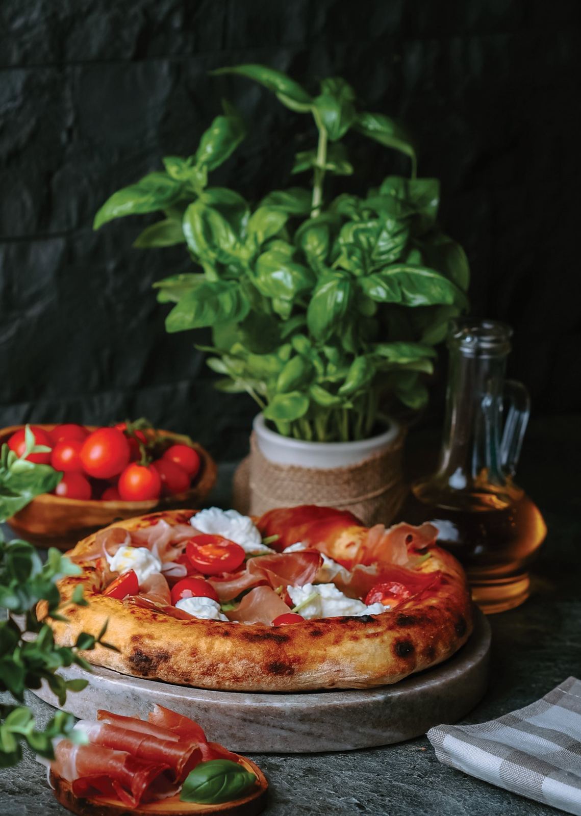 Pizza Crudo con Bufala cu prosciutto crudo și mozzarella di bufala