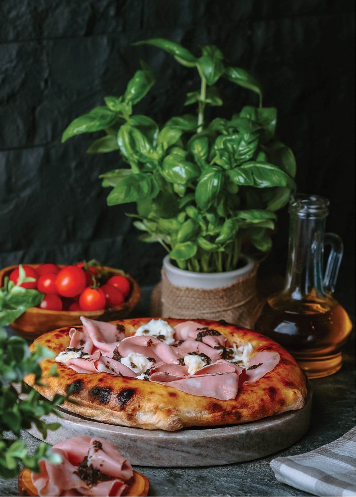 Pizza cu mortadella cu fistic și mozzarella di bufala