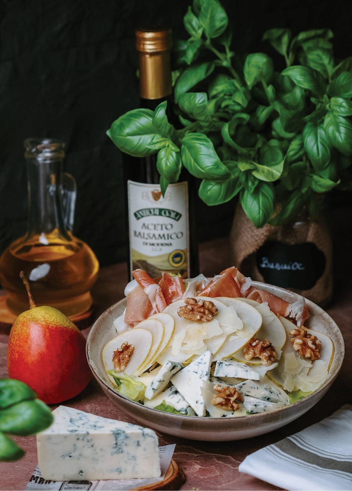 Salată Hello40 cu gorgonzola, pere, prosciutto crudo și nucă